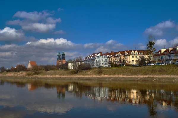 Nehir Warta, katedral kule ve Poznan konut evleri ile kentsel peyzaj — Stok fotoğraf