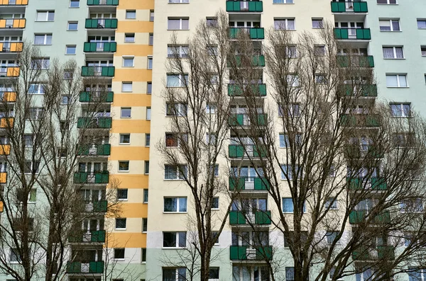 Dalları ağaçlar ve konut binasının cephe — Stok fotoğraf