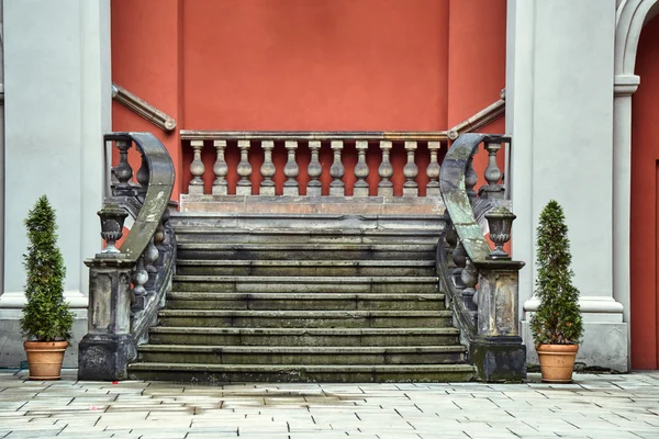 Escalera barroca en el patio del antiguo colegio de los jesuitas —  Fotos de Stock