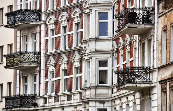 Ramen en balkons gebouw in centrum stad van Poznan — Stockfoto