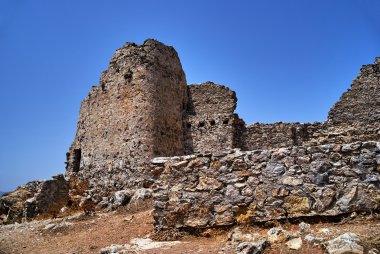 Şövalyeler Nişanı'nın ortaçağdan kalma bir kalenin taş kalıntıları
