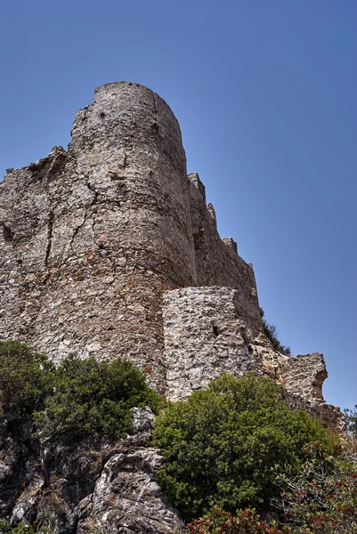 Kamenné rozvaliny středověkého hradu řádu rytířů — Stock fotografie