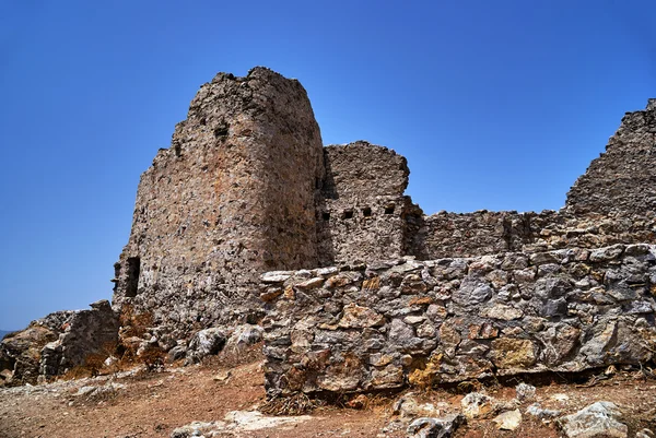 De stenen ruïnes van een middeleeuws kasteel van de orde van de ridders — Stockfoto