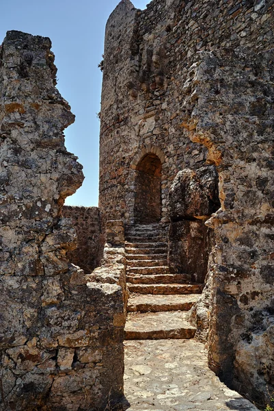 Die steinernen Ruinen einer mittelalterlichen Burg des Ritterordens — Stockfoto