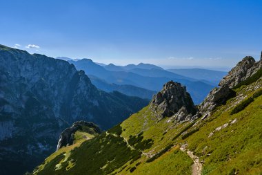 Batı Tatras dağ zirvelerinde turist iz üzerinde insanlar