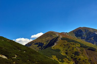 Batı Tatras dağ zirvelerinde turist iz üzerinde insanlar
