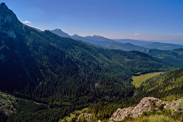 Berggipfel und Tal in der westlichen Tatra — Stockfoto