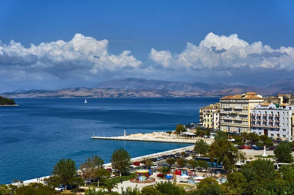 Cidade velha e mar na ilha de Corfu — Fotografia de Stock