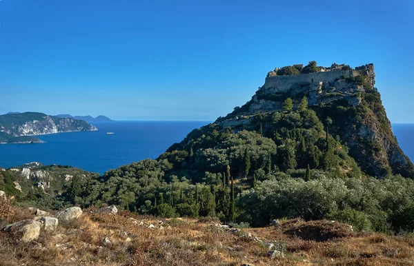 Middeleeuws kasteel op de rots op het eiland Corfu — Stockfoto