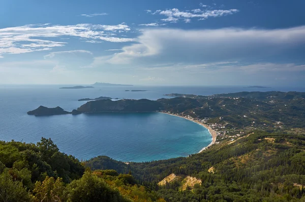 Vista a la bahía y la playa en la isla de Corfú — Foto de Stock