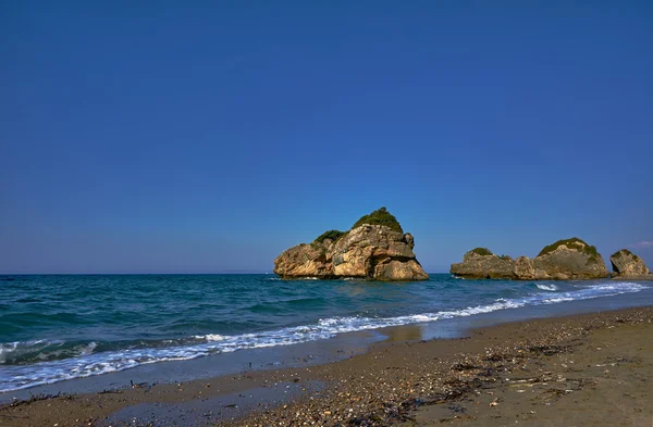 La isla rocosa frente a la playa en la isla de Zakynthos — Foto de Stock