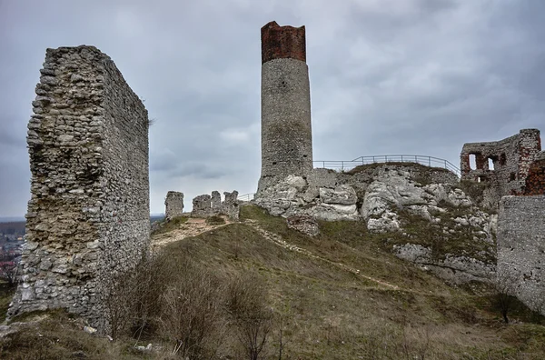 Rochers blancs et château médiéval ruiné — Photo