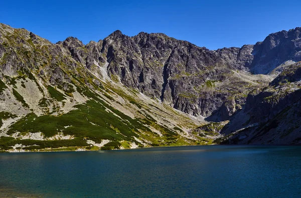 호수와 높은 Tatras 산 바위 봉우리 — 스톡 사진