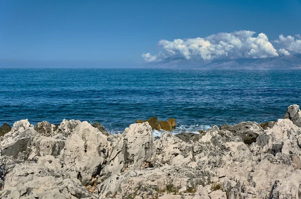 Côte de l'île de Corfou avec rocher blanc — Photo