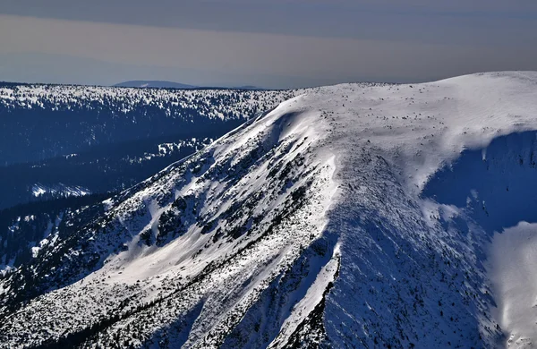 Überwältigter schneebedeckter Felsgrat — Stockfoto