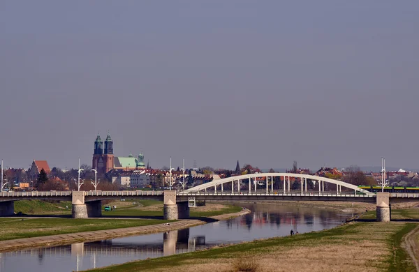 Puente sobre el río Warta y las torres de la catedral — Foto de Stock