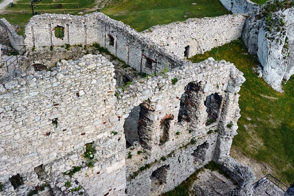Murallas del castillo en ruinas — Foto de Stock