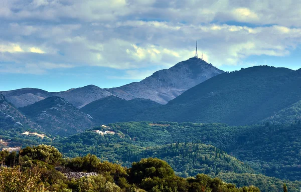 Κεραίες τηλεπικοινωνιών στην κορυφή του βουνού Παντοκράτορας — Φωτογραφία Αρχείου