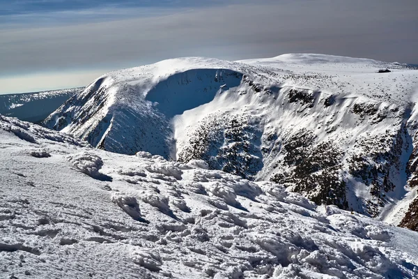 Zasypany śniegiem rocky ridge w Karkonoszach — Zdjęcie stockowe