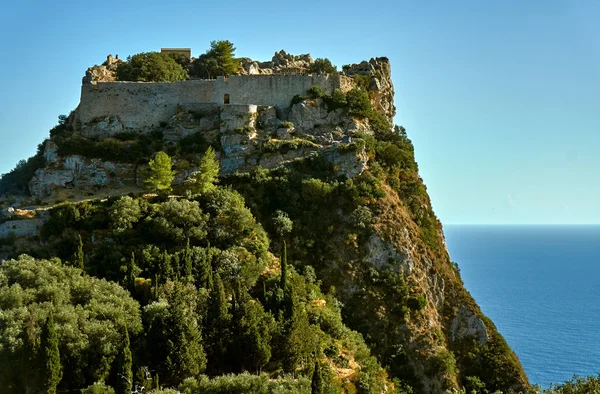 Castillo medieval en roca en la isla de Corfú — Foto de Stock