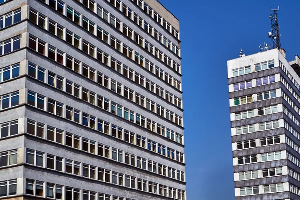 छतावर दूरसंचार अँटेना आधुनिक कार्यालय इमारती — स्टॉक फोटो, इमेज