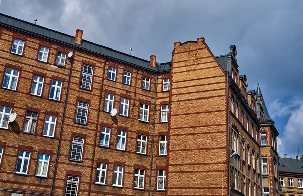 A fachada do edifício de tijolos vermelhos em Poznan — Fotografia de Stock