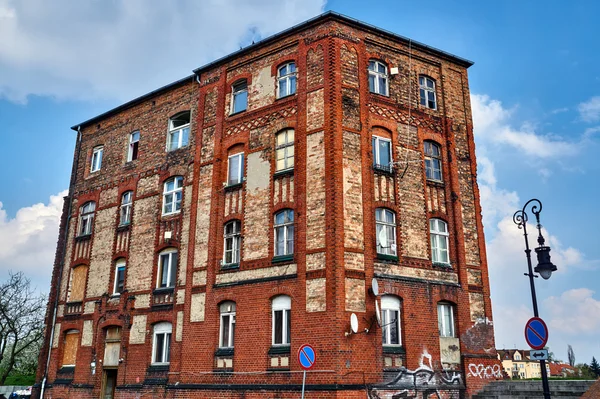 De gevel van de vernietigde rode baksteen gebouw — Stockfoto