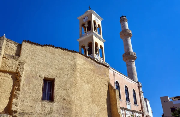 Igreja ortodoxa com uma torre sineira e minarete na cidade de Chania — Fotografia de Stock