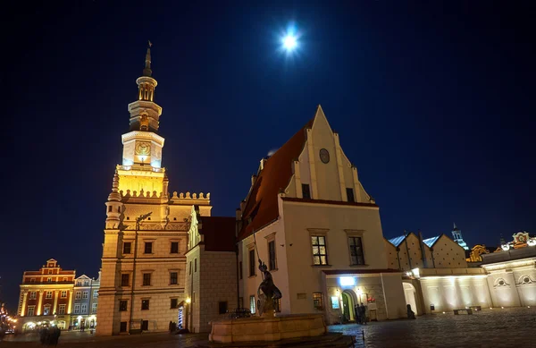 Mercado Viejo con ayuntamiento y luna por la noche — Foto de Stock