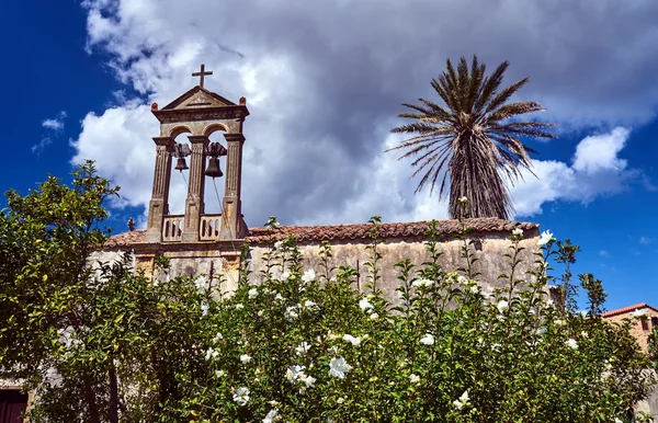 Башня и колокола православной церкви — стоковое фото