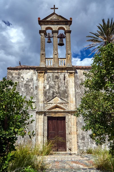 Tour et cloches de l'église orthodoxe — Photo