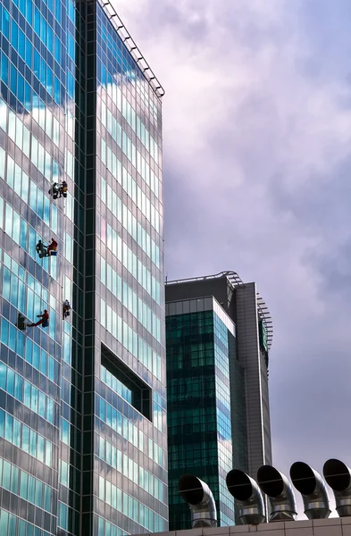 Modern yüksek katlı binanın cam cephesinde pencere Yıkama — Stok fotoğraf