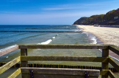 Dalgakıranlar ile sahilde ahşap iskele üzerinden görüntülemek 