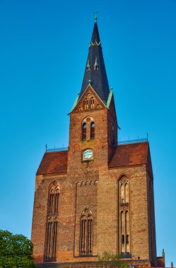 Friedland çan kulesinde ile Ortaçağ Gotik Kilisesi
