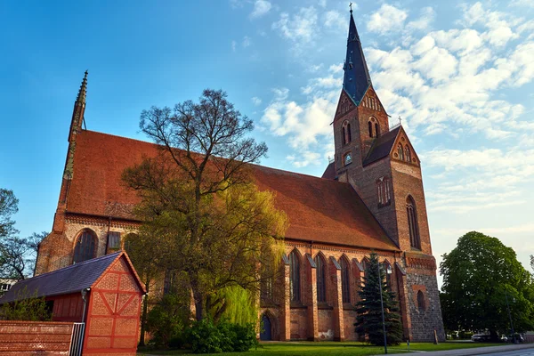 Friedland çan kulesinde ile Ortaçağ Gotik Kilisesi — Stok fotoğraf