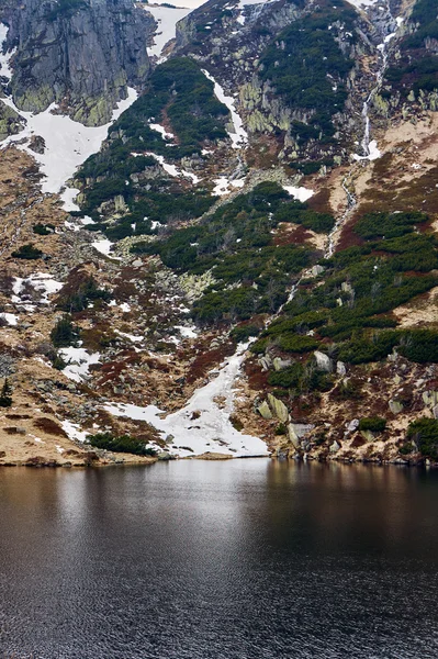 Estanque pequeño en las montañas gigantes en el invierno — Foto de Stock