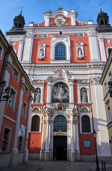 Barock fasaden av katolsk kyrka — Stockfoto