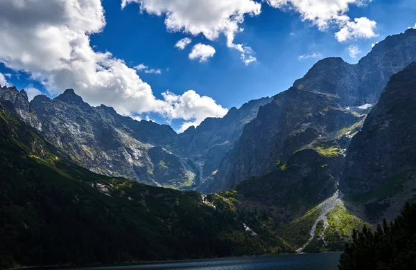 Sjön "Morskie Oko" och klippiga toppar i bergskedjan Höga Tatra bergen — Stockfoto