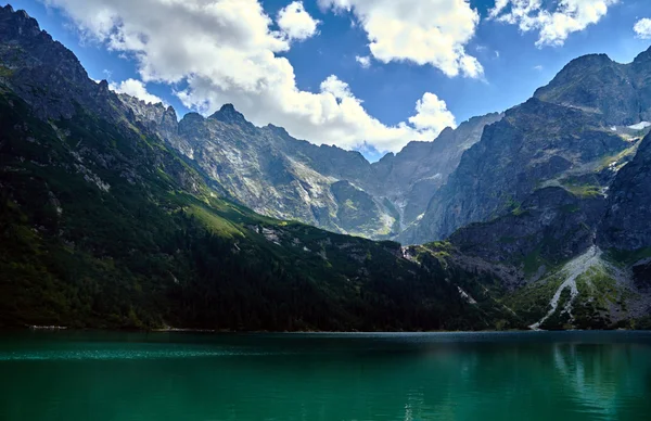 Sjön "Morskie Oko" och klippiga toppar i bergskedjan Höga Tatra bergen — Stockfoto