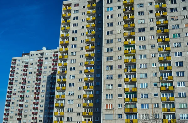 La fachada de un edificio residencial de gran altura —  Fotos de Stock