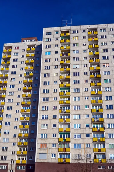 La fachada de un edificio residencial de gran altura — Foto de Stock