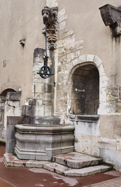 Pietra, wel medievale — Foto Stock