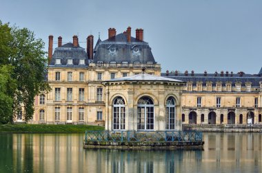 Gölet ve Fontainebleau Sarayı