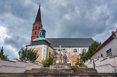 Kilisenin merdivenlerinde Barok heykel