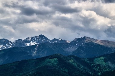 Kayalık tepeler ve bulutlu gökyüzü
