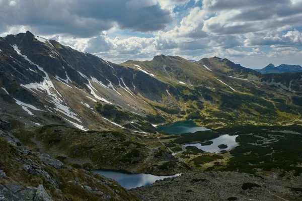 Glaciärsjöar och klippiga toppar — Stockfoto