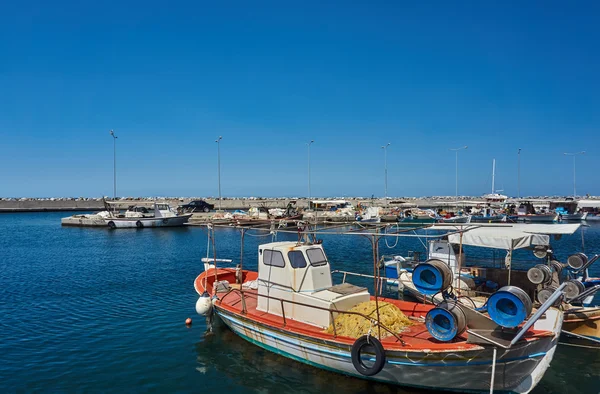 Bateaux de pêche dans le port sur la côte — Photo
