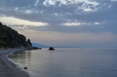 Ege Denizi'nin kıyısında kayalık plaj