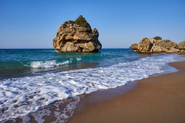 Rock na pláži na ostrově zakynthos — Stock fotografie