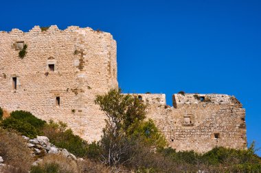 Ortaçağ kalesi kalıntıları